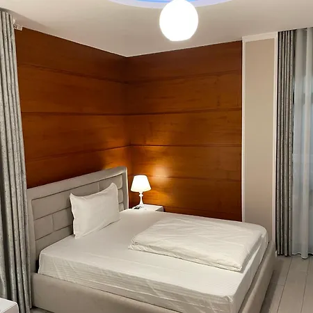 Sun Tower Luxury Suite-view From Of Center تيرانا